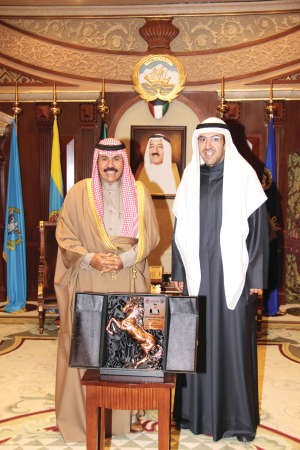  سمو ولي العهد الشيخ نواف الاحمد ورئيس نادي الصيد والفروسية الشيخ ضاري الفهد ﻿