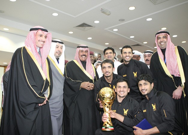سمو ولي العهد الشيخ نواف الاحمد يسلم الكاس للاعبي القادسية والى جانبه رئيس مجلس الامة مرزوق الغانم والشيخ طلال الفهد	هاني الشمري