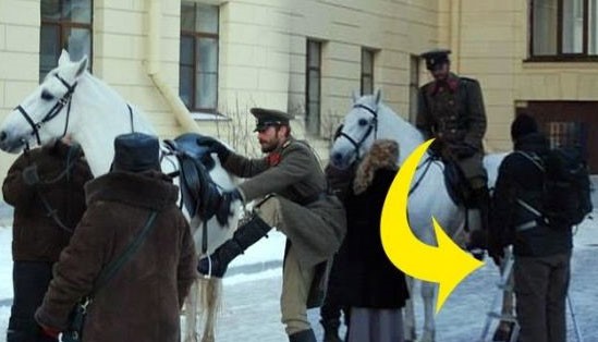 بالصور.. مهند يركب حصانه بمساعدة سلم