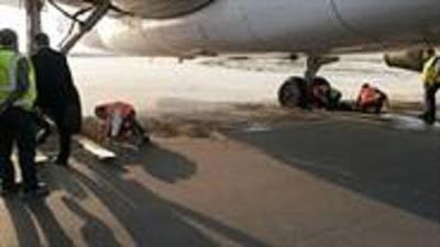 صورة: طائرة " ناس" تعلق في تراب مطار الكويت .. والشركة ترسل طائرة بديلة 