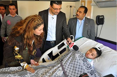  بالصور.. طفل يُبكي غادة عبد الرازق