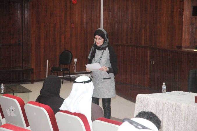 سميرة اسحاق خلال المحاضرة ﻿