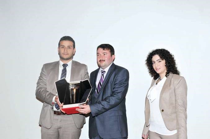 الزميلان احمد فياض وفيروز فخر الدين يقدمان تكريم جريدة الانباء لادم جيلان