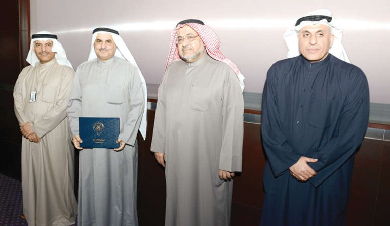 اسماعيل الغانم وعبدالعزيز الهولي وعبد السلام شعيب وسامي الدويهيس خلال حفل التكريم