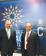 السفير بدر العوضي مع عبداللطيف الزياني 