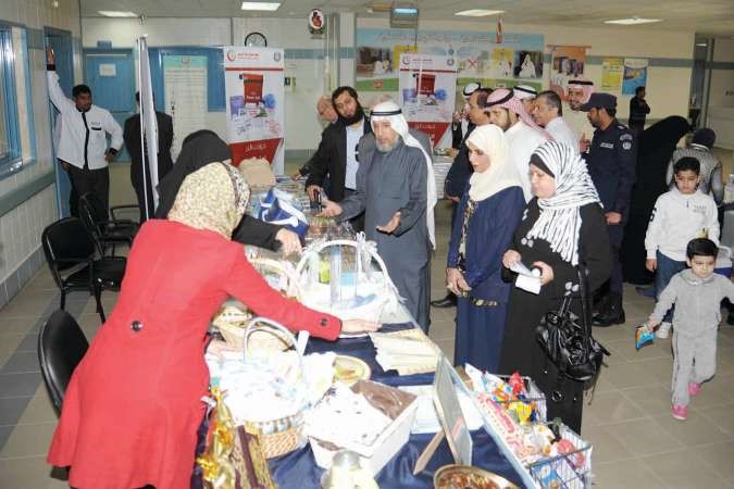 د عبدالعزيز الفرهود في جولة بالمعرض﻿