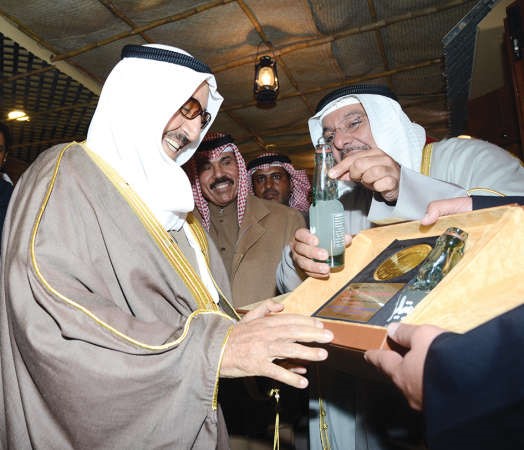 انور الرفاعي يقدم هدية تذكارية لصاحب السمو الامير 