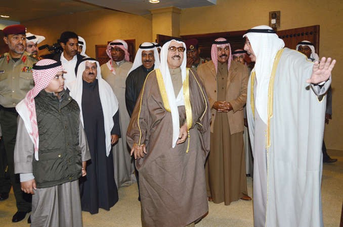صاحب السمو الامير وسمو ولي العهد والشيخ صباح حمد صباح الاحمد وانور الرفاعي ومحمد شرار خلال الجولة 