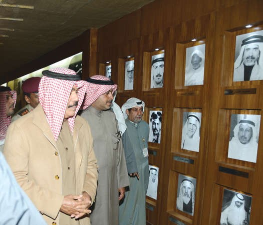 سمو ولي العهد الشيخ نواف الاحمد خلال جولته في القرية 