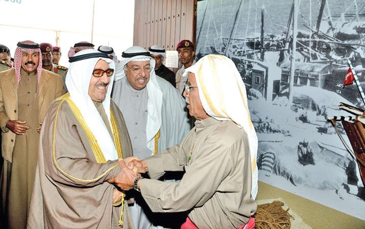 صاحب السمو الامير الشيخ صباح الاحمد مصافحا احد الحضور