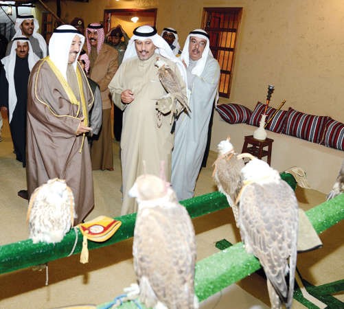 صاحب السمو الامير خلال جولته في قرية صباح الاحمد التراثية بحضور سمو ولي العهد الشيخ نواف الاحمد وانور الرفاعي 