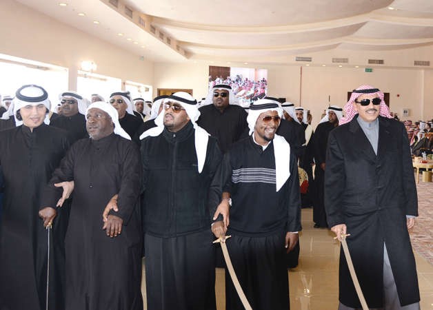 الشيخ صباح الخالد يؤدي العرضة مع بعض الحضور