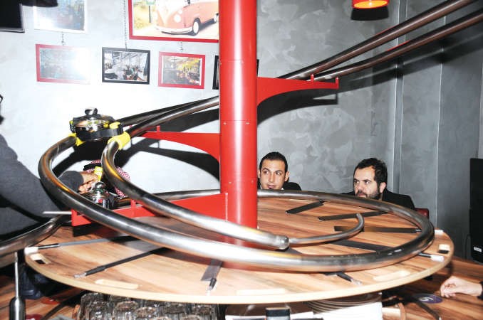 رحلة الاطباق عبر rollercoaster