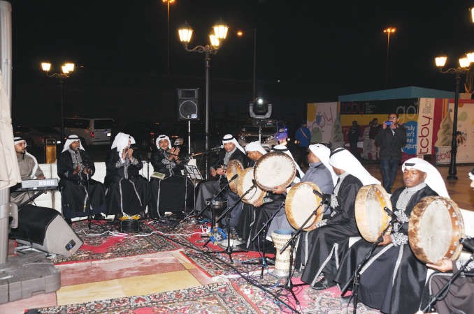 مشاركة من الفلكلور الكويتي خلال الافتتاح