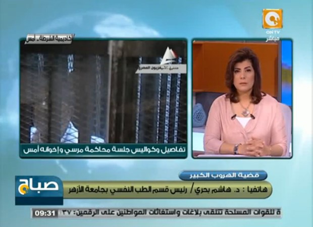 بالفيديو.. طبيب نفسي يكشف لماذا انفعل «مرسي» داخل القفص الزجاجي
