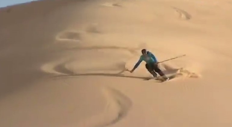 بالفيديو.. بطل العالم للتزلج على الثلوج ينافس شباب حائل على التزلج فوق الرمال