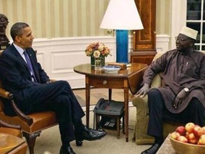 مالك مع اخيه الرئيس غير الشقيق باراك اوباما في الصالون البيضاوي بالبيت الابيض
