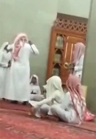 بالفيديو.. معلم تحفيظ " قرآن" يضرب طلابه في مسجد بسلك كهربائي