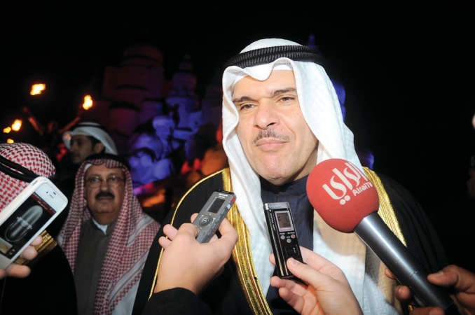 الشيخ سلمان الحمود متحدثا للصحافيين