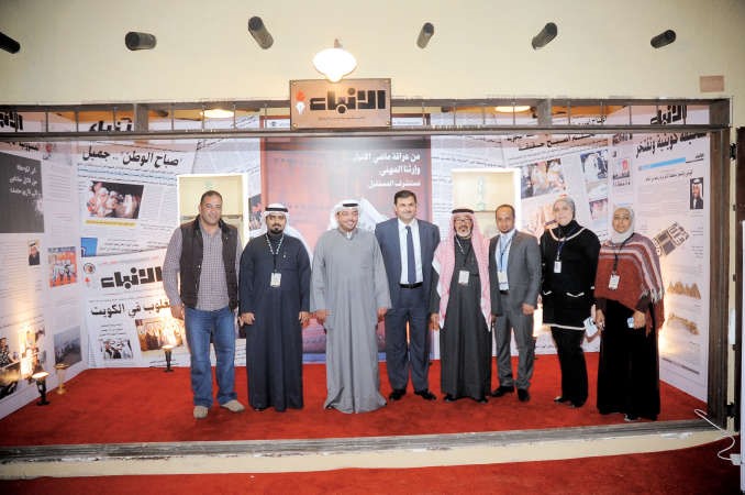 الزملاء رئيس التحرير يوسف خالد المرزوق ومستشار الادارة العامة يوسف عبدالرحمن ومدير التسويق فريد سلوم وانوار عبدالرحمن ومحمد المسباح ورندى مرعي وحمادة جودة في جناح الانباء