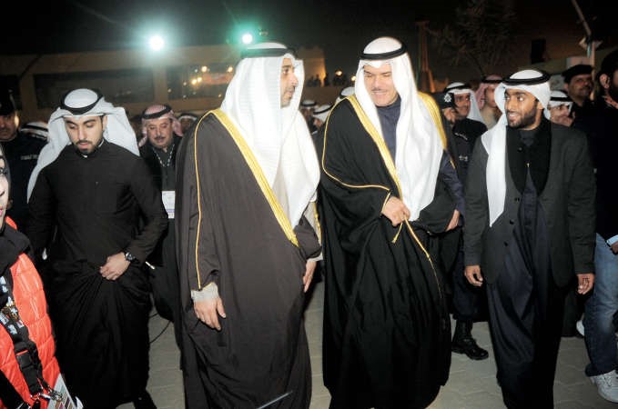 الشيخ سلمان الحمود والشيخ محمد عبدالله خلال جولة في القرية