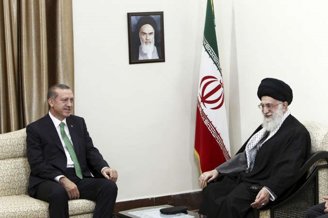المرشد الاعلى للثورة الايرانية علي خامنئي خلال استقباله رئيس الوزرءا التركي رجب طيب اردوغان بطهران امس اپ 