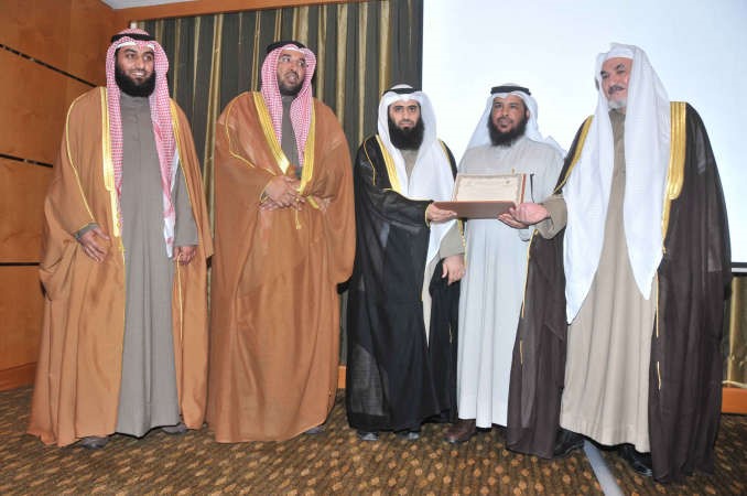 وليد الستلان ودفهيد الديحاني ومرزوق الهيت يكرمون احد خريجي الدورة