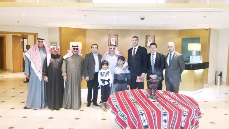 الشيخ علي الجراح مع ادارة فندق ومنتجع كوبثورن سليل الجهراء﻿