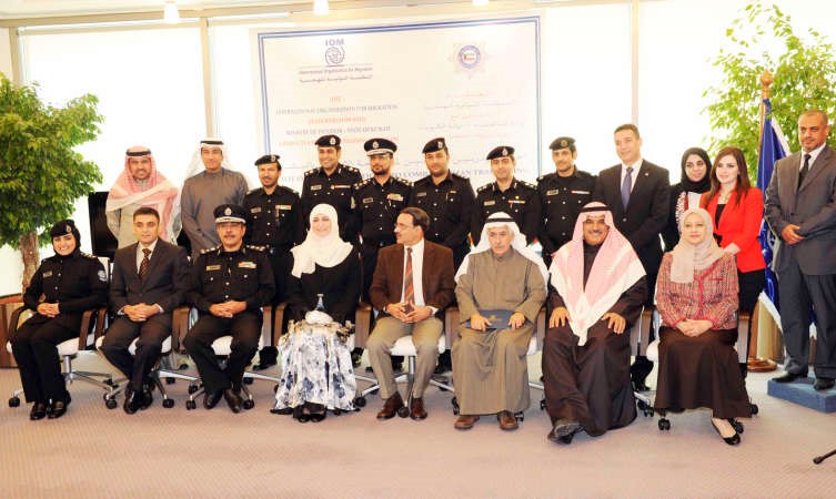 ايمان عريقات مع المشاركين في الدورة