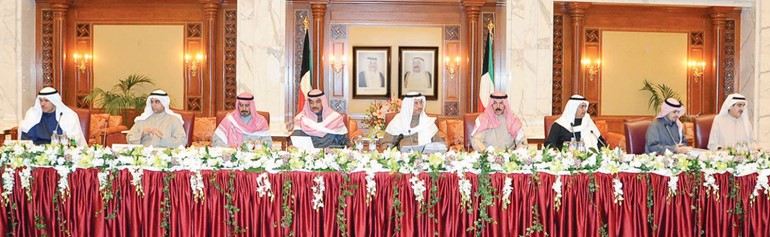 سمو رئيس مجلس الوزراء الشيخ جابر المبارك مترئسا الاجتماع المشترك لمجلس الوزراء والمجلس الاعلى للتخطيط 