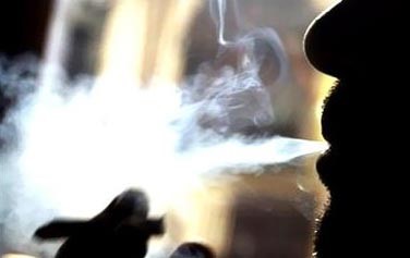 رفض تسليم نفسه للشرطة قبل إنهائه سيجارة "الحشيش" 