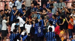 بالفيديو.. لاعب يقفز داخل المدرج ويعتدي على مشجع استفزه 