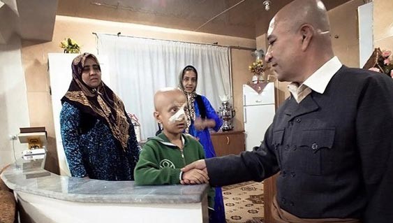 بالصور.. مدرس إيراني يحلق شعر رأسه تضامناً مع طالب أصيب بمرض الصلع