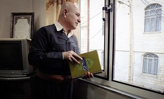 بالصور.. مدرس إيراني يحلق شعر رأسه تضامناً مع طالب أصيب بمرض الصلع