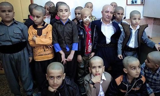 بالصور.. مدرس إيراني يحلق شعر رأسه تضامناً مع طالب أصيب بمرض الصلع