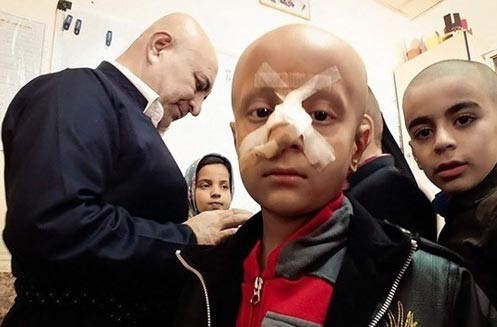 بالصور.. مدرس إيراني يحلق شعر رأسه تضامناً مع طالب أصيب بمرض الصلع