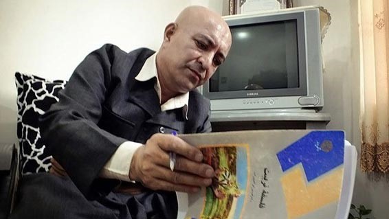 بالصور.. مدرس إيراني يحلق شعر رأسه تضامناً مع طالب أصيب بمرض الصلع