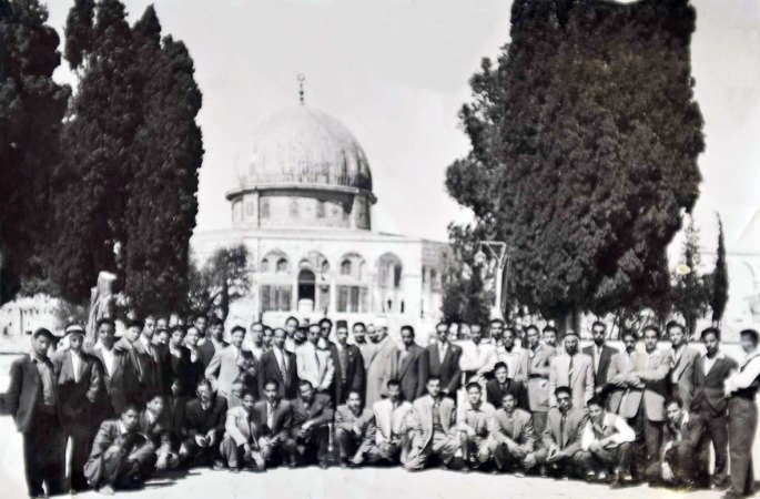 راشد الفرحان في القدس عام 1967 مع مجموعة من الاساتذة والطلبة برئاسة حمد الرجيب﻿