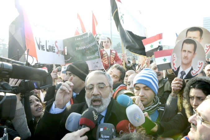 وزير الاعلام السوري عمران الزعبي متحدثا من امام مقر المحادثات في جينيف	 ا ف پ﻿