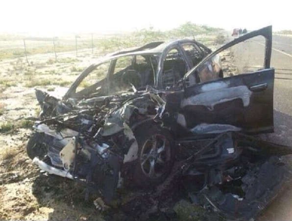 سيارة المواطن بعد اخماد الحريق ونقلها الى جانب الطريق﻿