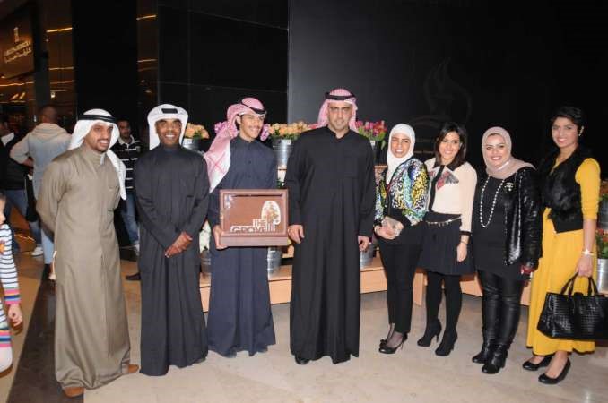 راكان النصف مع عدد من الشباب والفتيات المشاركين في المعرض انور الكندري