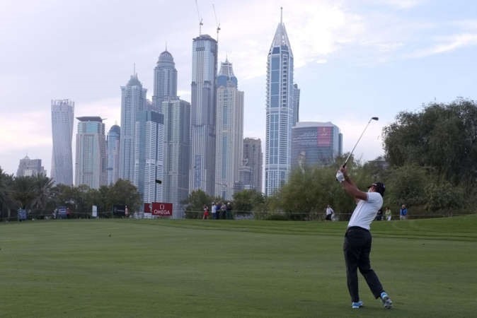 المشاريع الاماراتية بين الاكبر في المنطقة لكن حصة الاسد للمشاريع السعودية في الصورة ملعب غولف يطل على مشاريع ضخمة في دبي رويترز