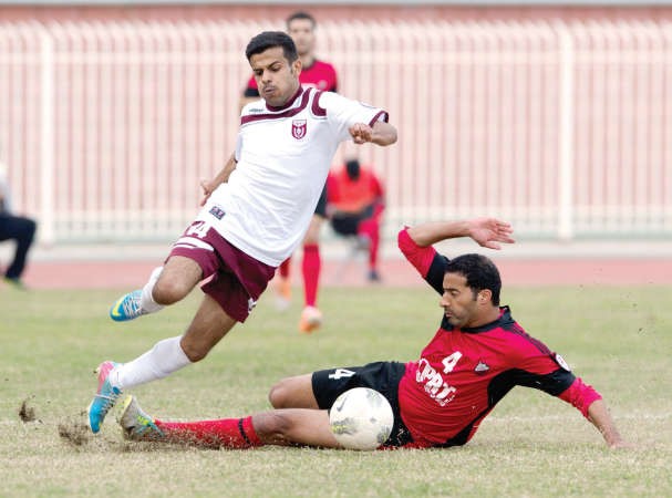مدافع خيطان مساعد عبدالله يحاول انتزاع الكرة من لاعب النصر راشد الحيان	الازرقكوم﻿