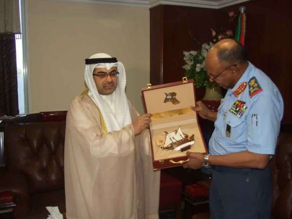 السفير طلال الهاجري خلال تسليمه هدية تذكارية لوزير الدفاع السوداني
عبدالرحيم محمد حسين ﻿