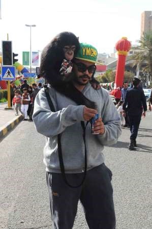 احد المواطنين يحتفل على طريقته الخاصة مع القرد