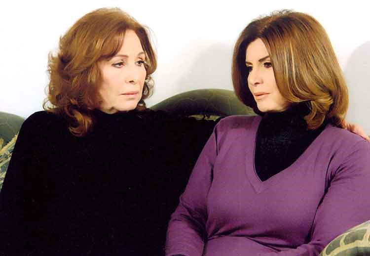 الفنانة الراحلة مع ميرفت امين في احد مشاهد مسلسل كلمة حق
