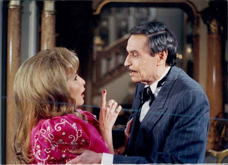 وصورة لها مع الممثل عزت العلايلي فيمسلسل بوابة الحلواني
