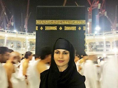 بالصور: ممثلة الإغراء "فينا مالك" وهي تؤدي مناسك العمرة