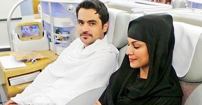 بالصور: ممثلة الإغراء "فينا مالك" وهي تؤدي مناسك العمرة