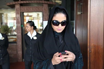 بالصور: ممثلة الإغراء "فينا مالك" وهي تؤدي مناسك العمرة